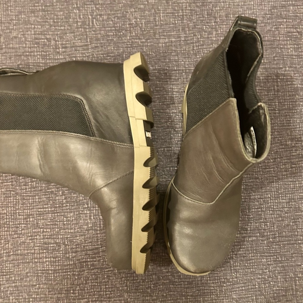 Joan of Arctic Ill Waterproof
Wedge Chelsea Boot Size US 7
Dark Moss